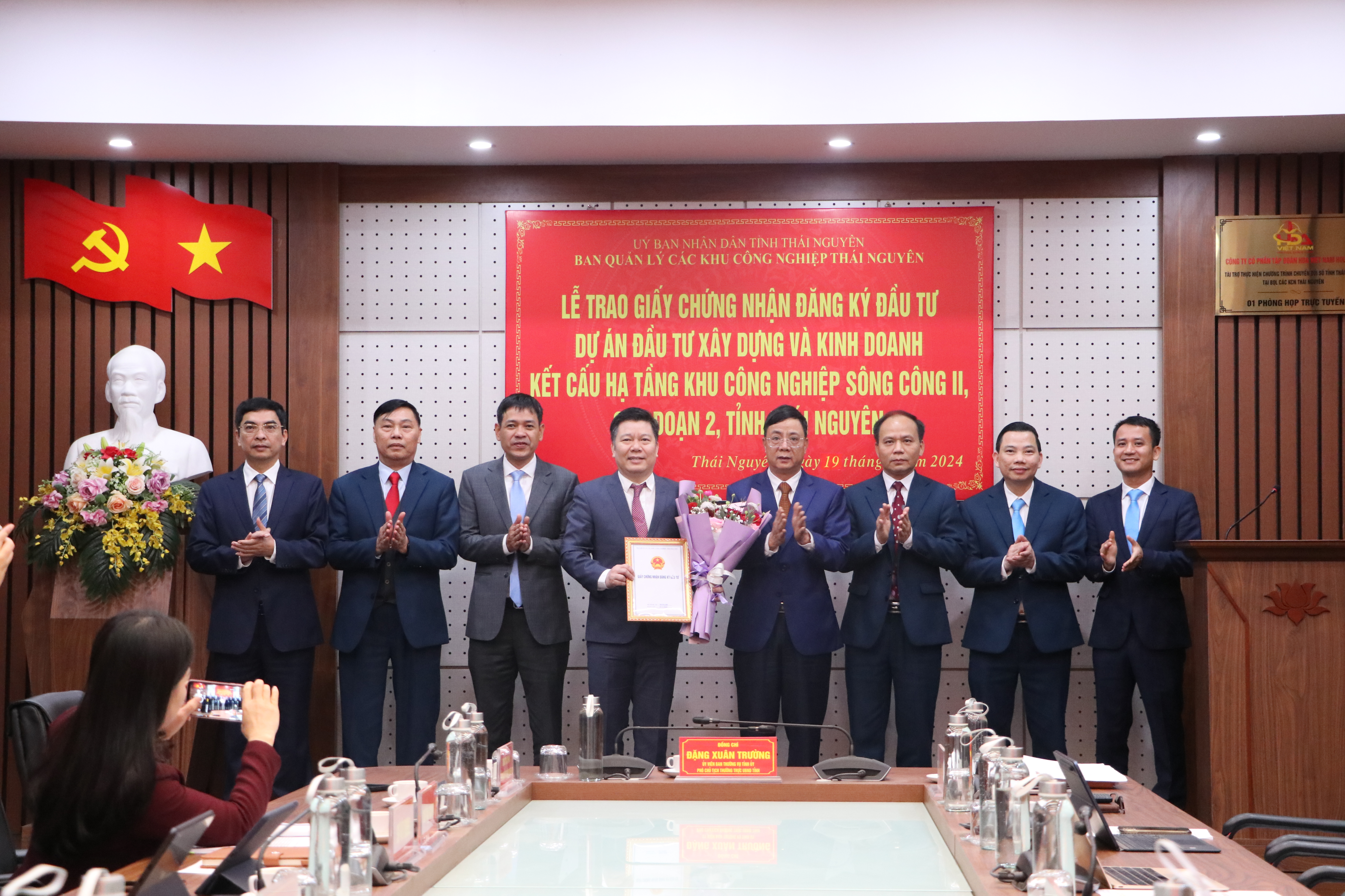 Lễ trao Giấy Chứng nhận Đăng ký đầu tư Dự án đầu tư xây dựng và kinh doanh kết cấu hạ tầng KCN Sông Công II, giai đoạn 2, tỉnh Thái Nguyên